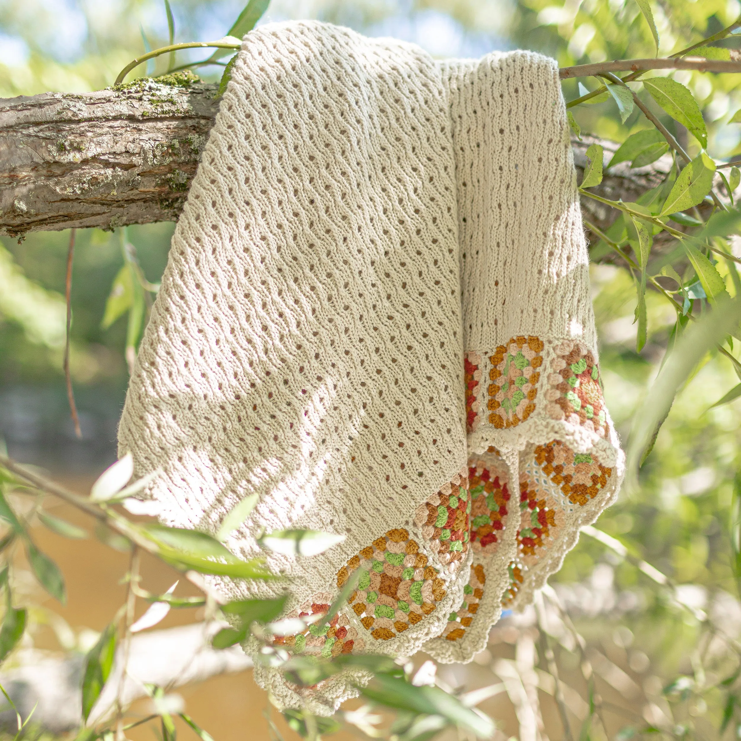 Couverture crème avec bordure colorée en crochet, naissance || Crochet cream blanket with colorful border in crochet, newborn