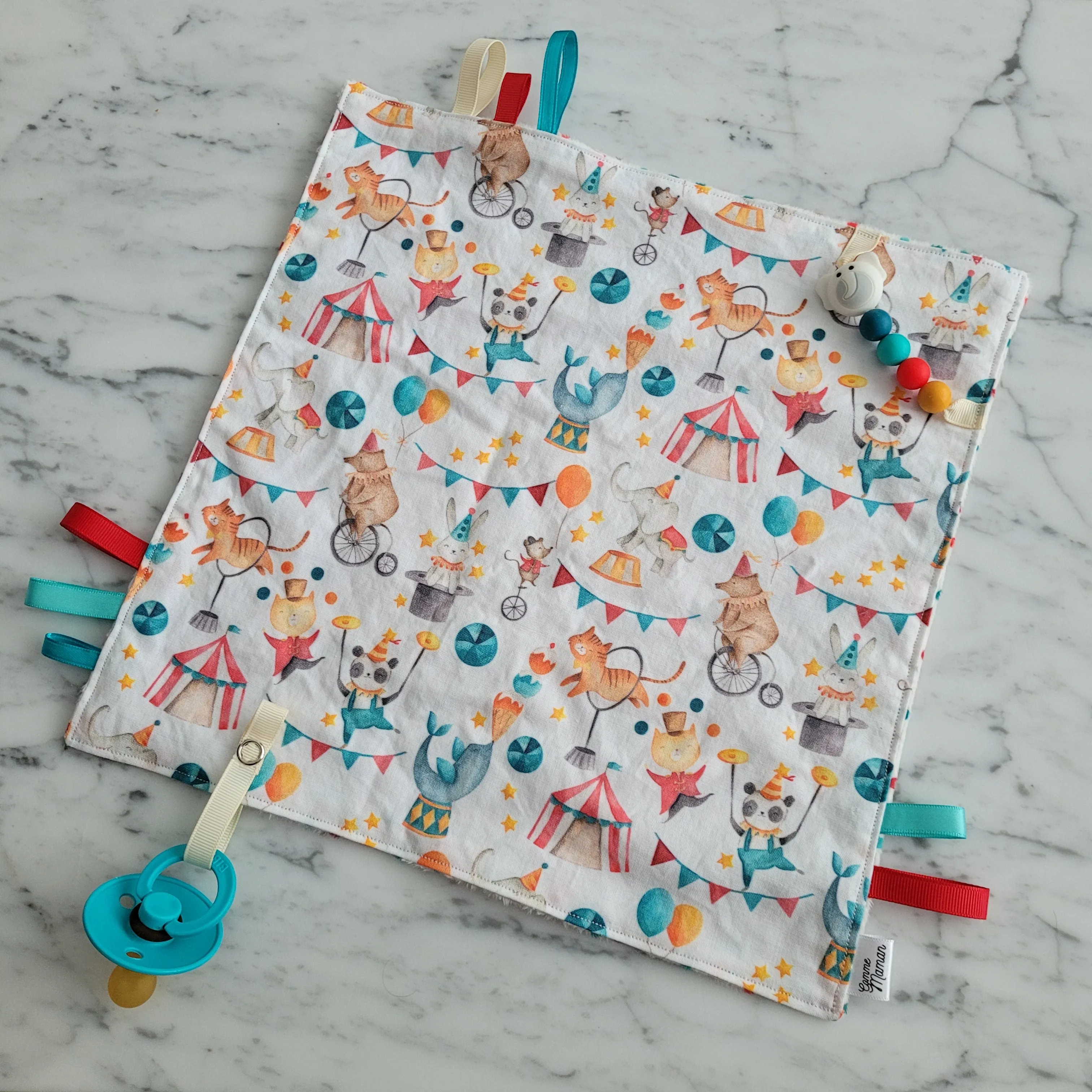 Doudou étiquettes CIRQUE, mini doudou, doudou sensorielle, bille de dentition, accessoire pour bébé, cadeau de shower