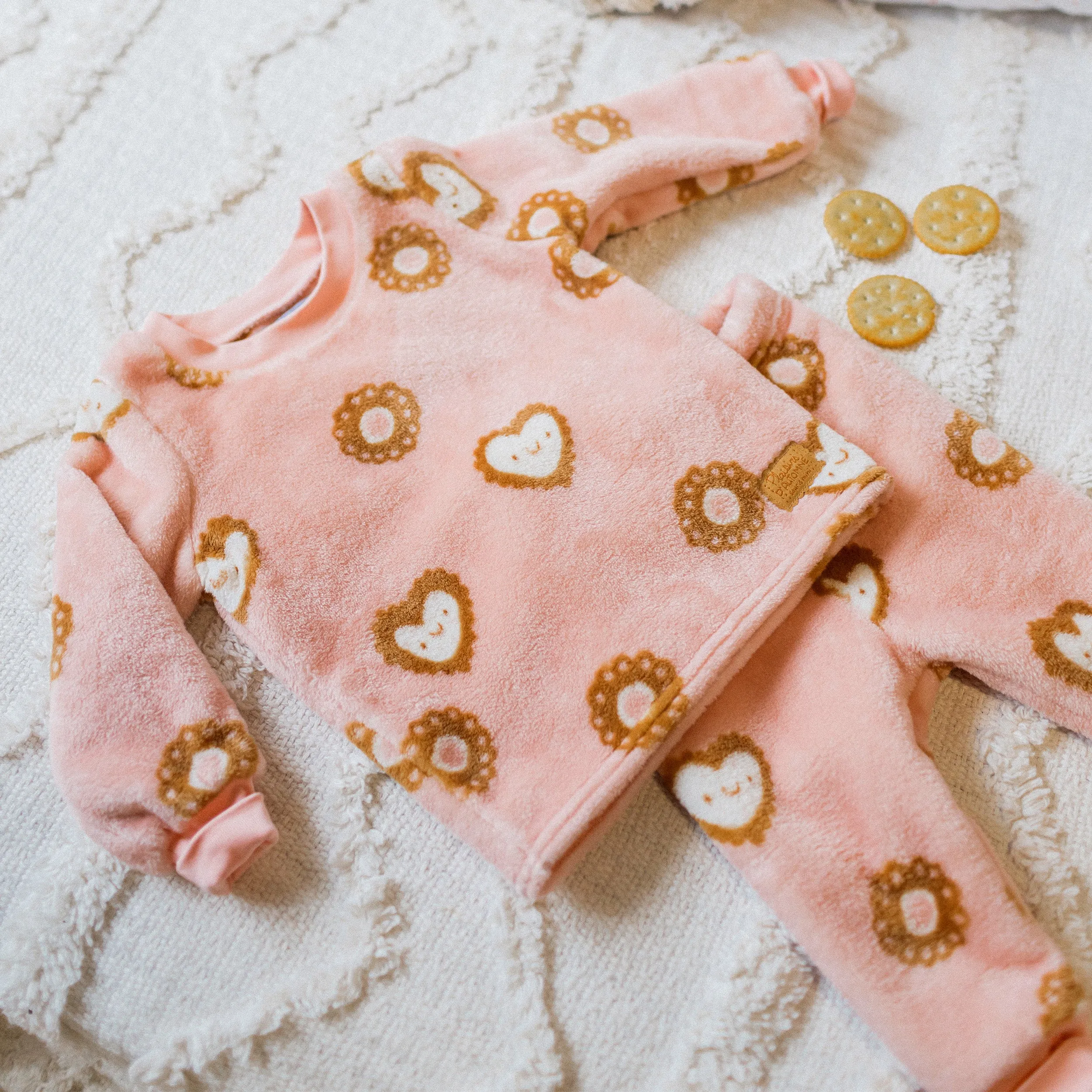 Pyjama deux-pièces rose à motif de biscuits en molleton duveteux, bébé || Pink two-pieces pajama with an all over print of cookies in plush, baby
