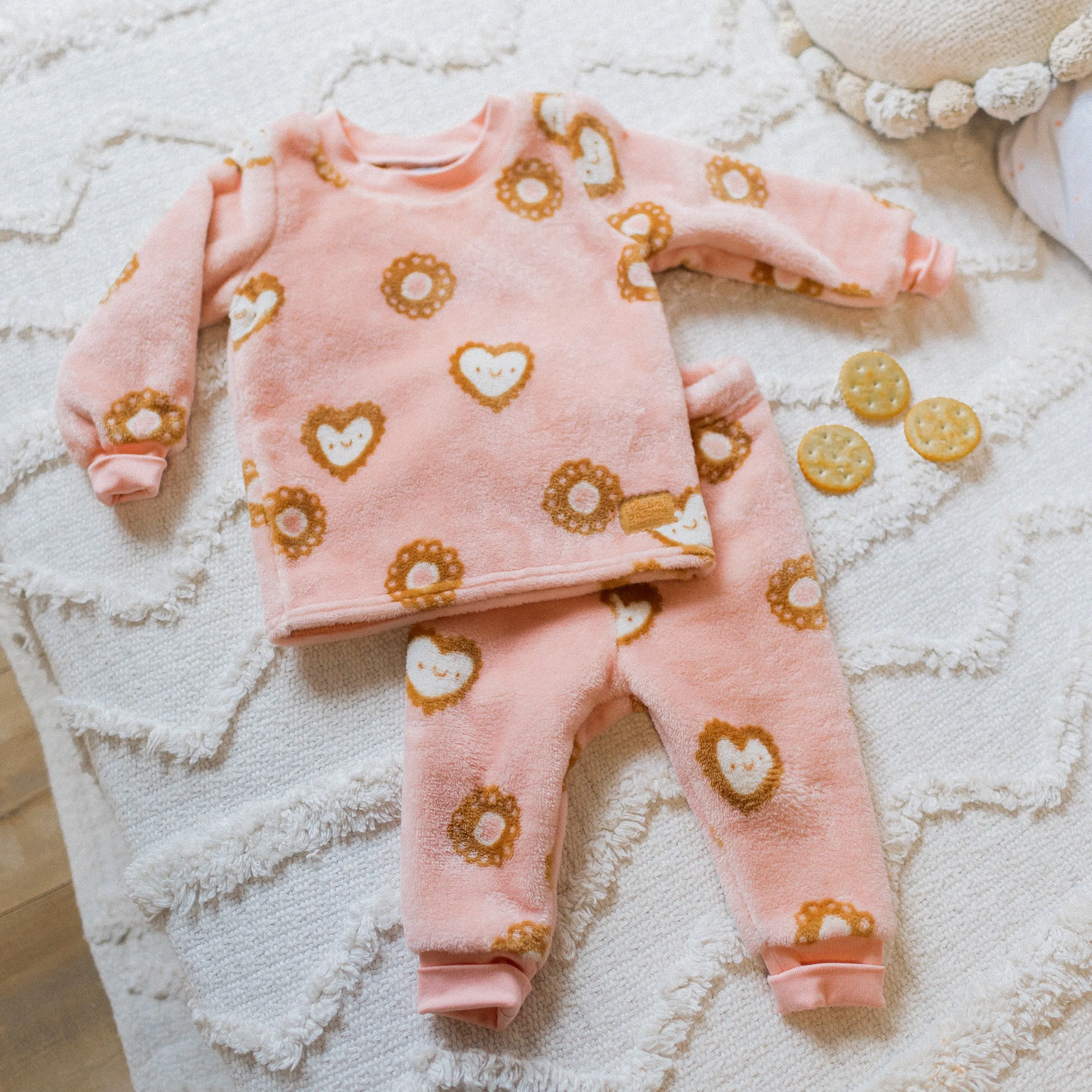 Pyjama deux-pièces rose à motif de biscuits en molleton duveteux, bébé || Pink two-pieces pajama with an all over print of cookies in plush, baby